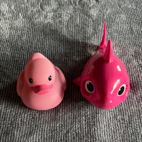Baby Shark Sing & Swim Bath Toys - Picture 1 of 7